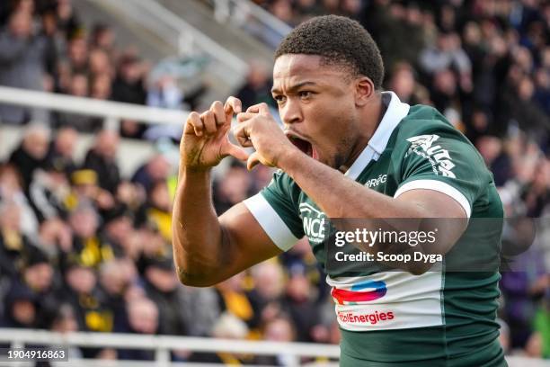 Samuel EZEALA of Section Paloise celebrates his try during the Top 14 match between Section Paloise and Stade Rochelais at Stade du Hameau on January...