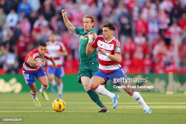 Lucas Boye of Granada CF battles for possession with Alex Fernandez of Cadiz CF during the LaLiga EA Sports match between Granada CF and Cadiz CF at...