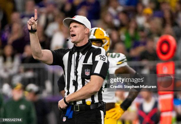 Referee Clay Martin indicates a first down after a play in the second quarter of the game between the Green Bay Packers and Minnesota Vikings at U.S....