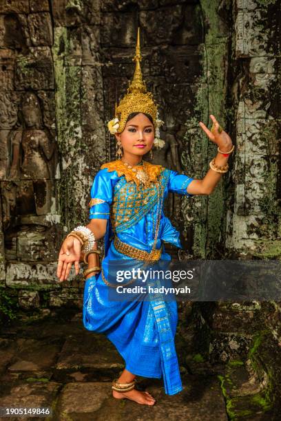 apsara dancer near angkor wat, cambodia - angkor wat stock-fotos und bilder