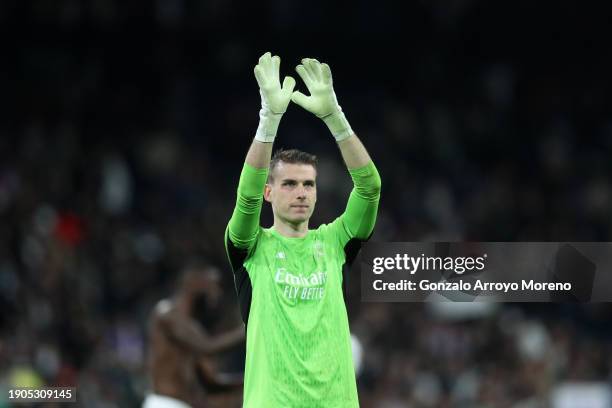 Andriy Lunin of Real Madrid applauds the fans after the team's victory in the LaLiga EA Sports match between Real Madrid CF and RCD Mallorca at...