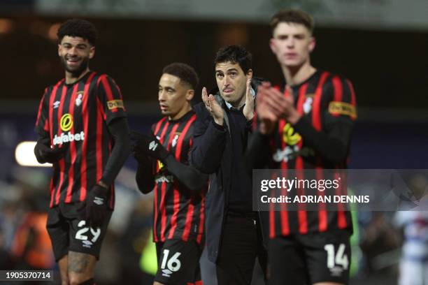Bournemouth's Spanish manager Andoni Iraola and his players applaud fans on the pitch after the English FA Cup third round football match between...