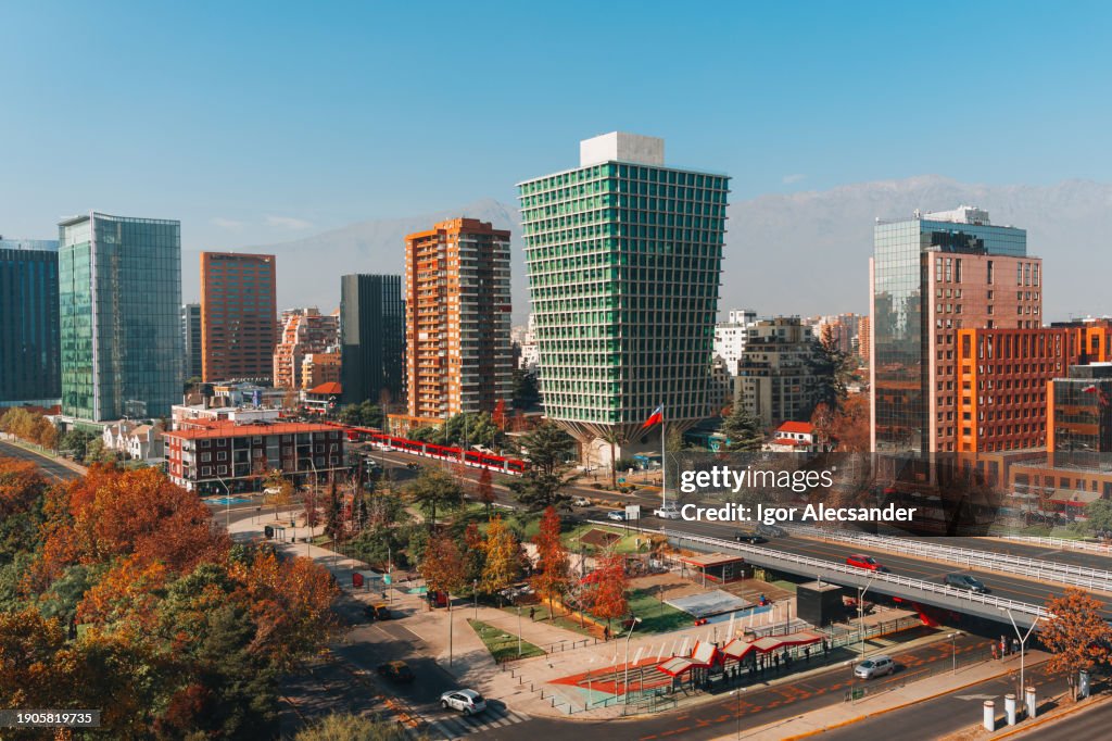 Allee und Geschäftshäuser in Santiago