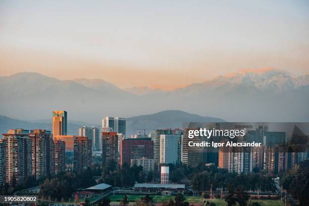 andes nevados y edificios en santiago - santiago de chile fotografías e imágenes de stock