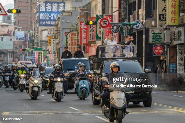 Taiwan's People Party chairman and presidential candidate Ko Wen-jie motorcade on the streets of Banchiao in New Taipei City campaigning for the...