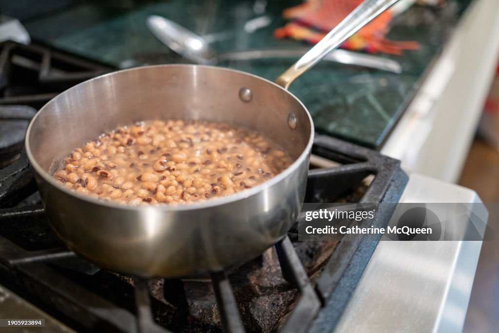 Cooking southern style black-eyed peas