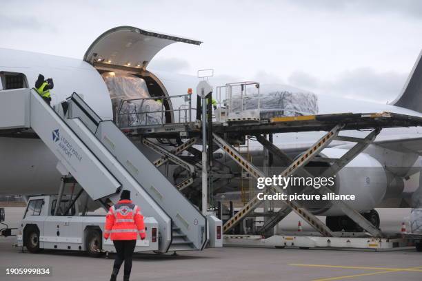 January 2024, Saxony, Schkeuditz: Relief supplies are loaded at Leipzig-Halle Airport. A plane will take off from there on Sunday for Al-Arish in...
