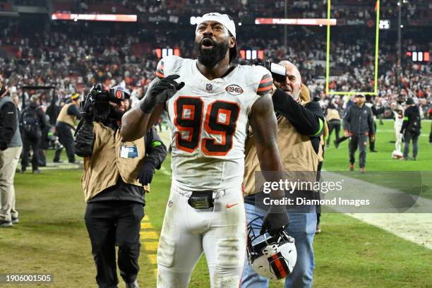 Za'Darius Smith of the Cleveland Browns celebrates the team's 37-20 win over the New York Jets at Cleveland Browns Stadium on December 28, 2023 in...