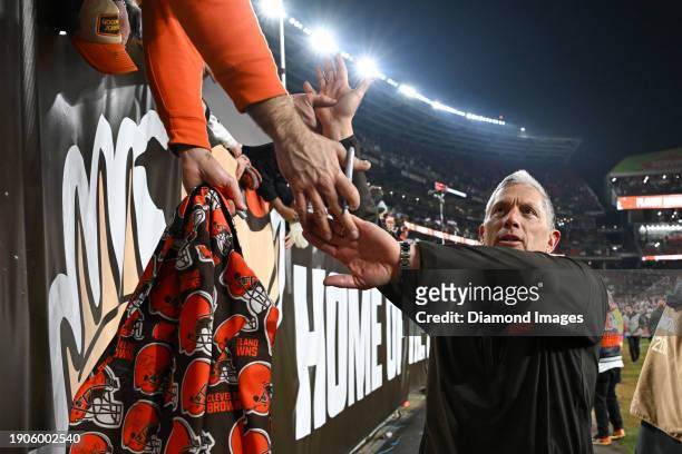 Defensive coordinator Jim Schwartz of the Cleveland Browns celebrates the team's 37-20 win over the New York Jets at Cleveland Browns Stadium on...