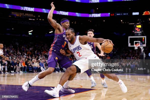 Kawhi Leonard of the Los Angeles Clippers drives against Bradley Beal of the Phoenix Suns during the second half at Footprint Center on January 03,...