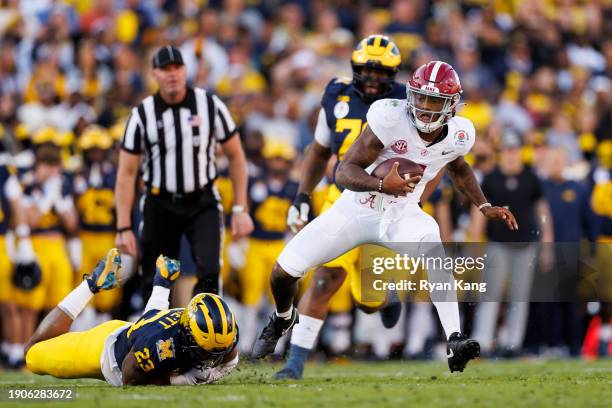 Quarterback Jalen Milroe of the Alabama Crimson Tide runs the ball as he scrambles during the CFP Semifinal Rose Bowl Game against the Michigan...