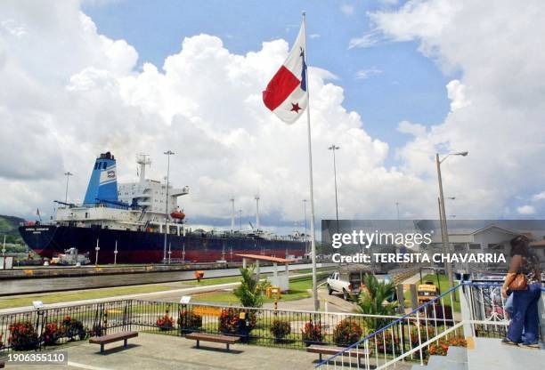 Un barco con bandera de Liberia navega hacia el Atlántico el 29 de octubre de 2003 por las Esclusas de Miraflores en la entrada del Pacífico del...