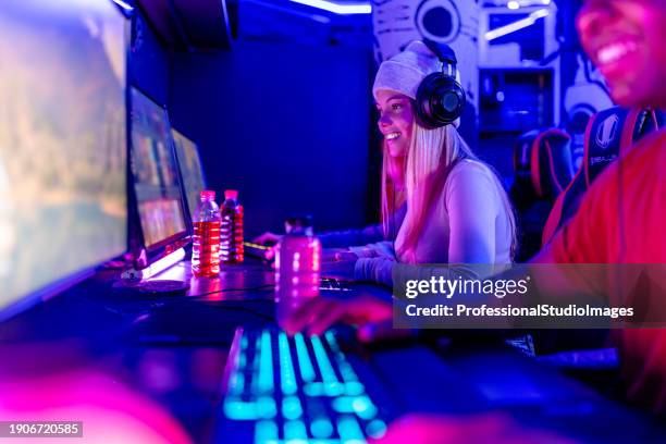 friends unite in esports gaming adventure - gameplay stock pictures, royalty-free photos & images