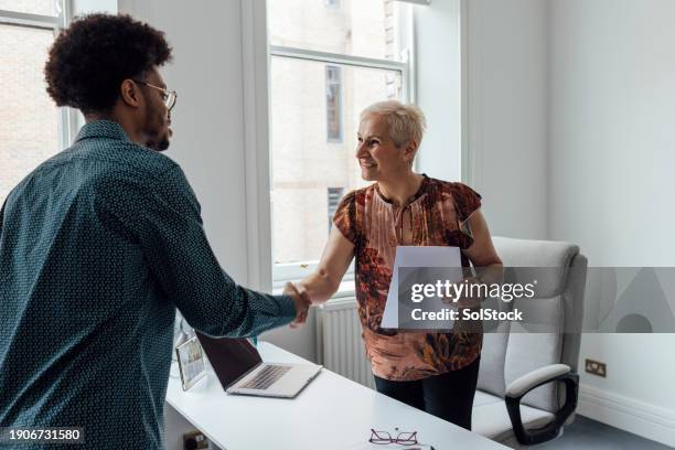 making a professional agreement - afro back stock pictures, royalty-free photos & images