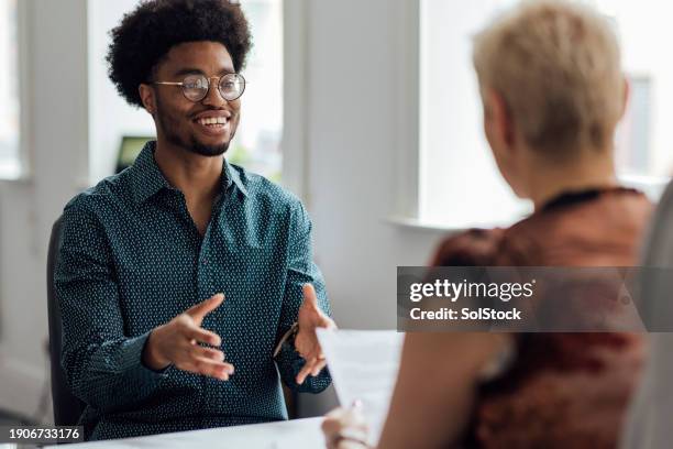 engaging business meetings - entrevista imagens e fotografias de stock
