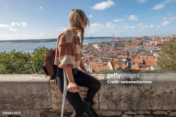 mujer de visita en lisboa, portugal - muleta fotografías e imágenes de stock