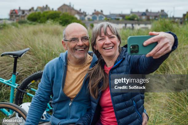 cycling selfie - echt stel stockfoto's en -beelden