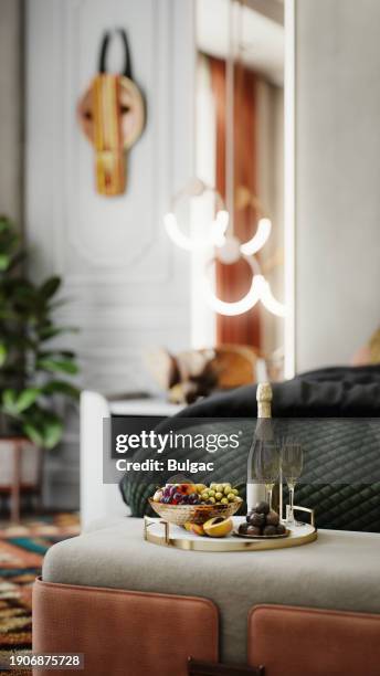 luxuriöses schlafzimmer des eigners - hotelzimmer stock-fotos und bilder