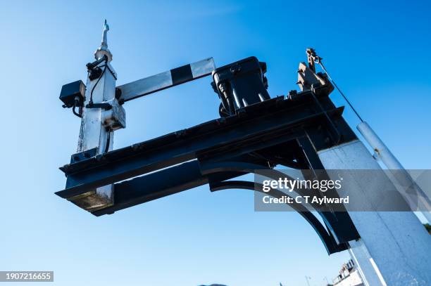 railway signals blue sky - bahnübergangsschild stock-fotos und bilder