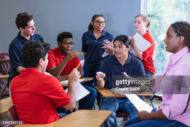 teacher, high school students having group discussion - débat photos et images de collection