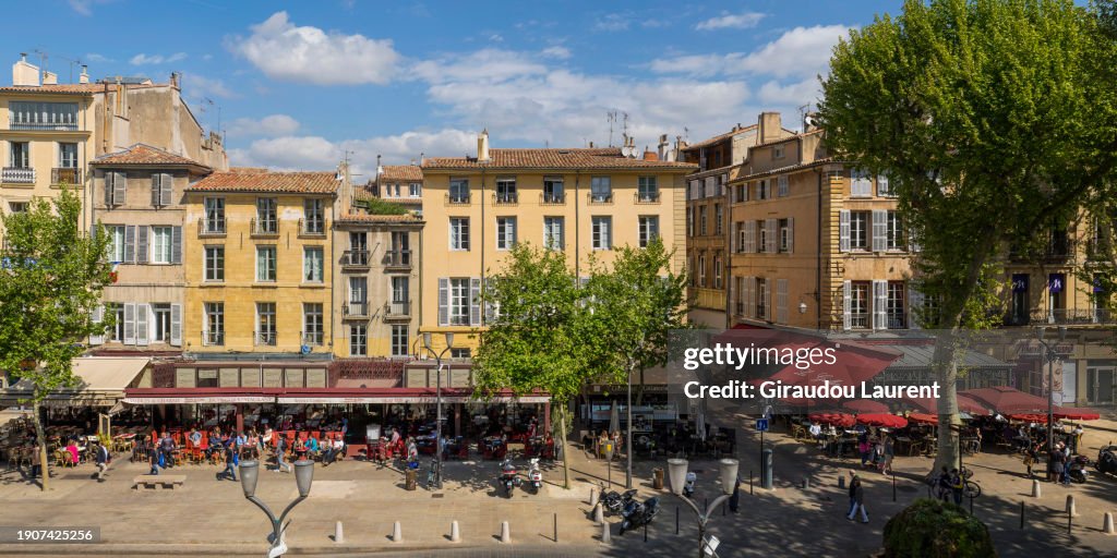 Bouches du Rhône (13), Aix en Provence, cours Mirabeau, the city main street