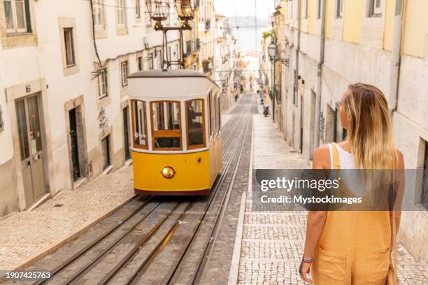 mujer joven que viaja en lisboa - tranvía fotografías e imágenes de stock