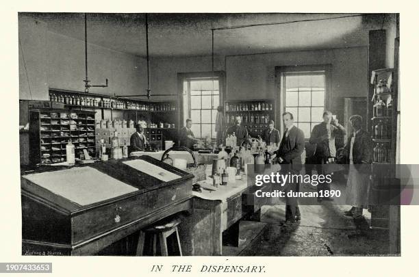 ilustraciones, imágenes clip art, dibujos animados e iconos de stock de historia de la atención médica, farmacéuticos, estantes de medicamentos en el dispensario del royal naval hospital haslar, gosport, hampshire, década de 1890 - de archivo