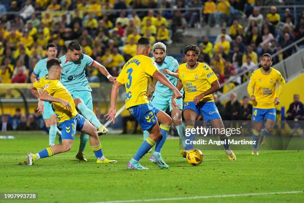 Ferran Torres of FC Barcelona scores their team's first goal during the LaLiga EA Sports match between UD Las Palmas and FC Barcelona at Estadio Gran...