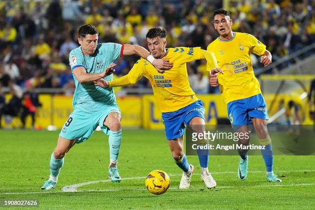 Robert Lewandowski of FC Barcelona and Maximo Perrone of UD Las Palmas battle for the ball during the LaLiga EA Sports match between UD Las Palmas...