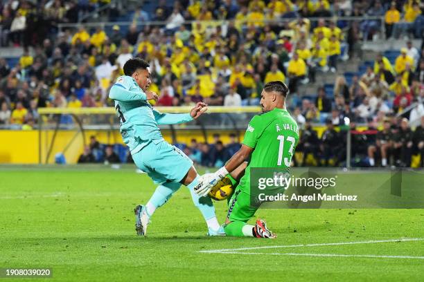 Alvaro Valles of UD Las Palmas makes a save whilst under pressure from Vitor Roque of FC Barcelona during the LaLiga EA Sports match between UD Las...