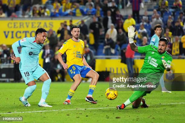 Vitor Roque of FC Barcelona shoots and misses during the LaLiga EA Sports match between UD Las Palmas and FC Barcelona at Estadio Gran Canaria on...
