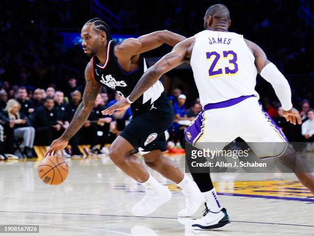 Clippers forward Kawhi Leonard drives to the basket against Los Angeles Lakers forward LeBron James during the first half at Crypto.com Arena in Los...