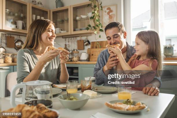 family breakfast - tavolo da soggiorno foto e immagini stock