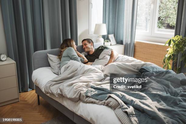 morning in our bed - nachtkleding stockfoto's en -beelden