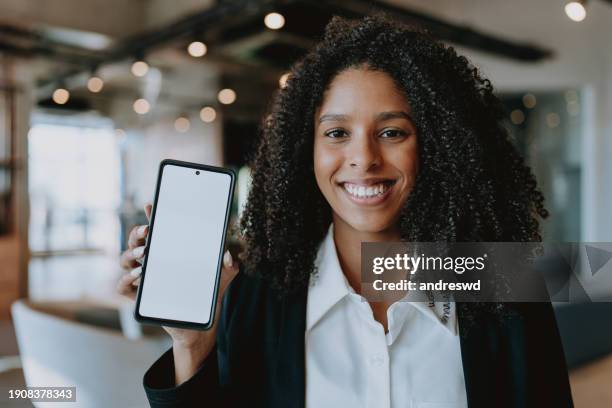young business woman showing cell phone - tonen stockfoto's en -beelden