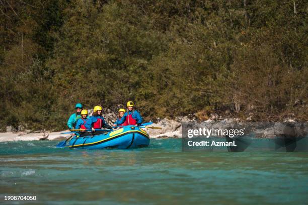 diversa aventura familiar de rafting en el río con guía - rafting fotografías e imágenes de stock