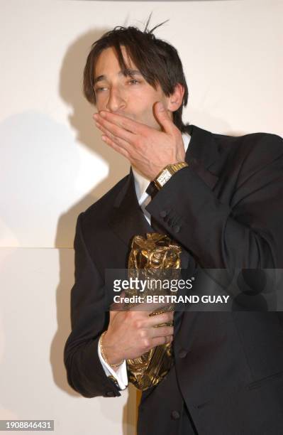 Le comédien américain Adrien Brody pose pour les photographes après avoir reçu le César du meilleur acteur pour son rôle dans le film "Le Pianiste"...
