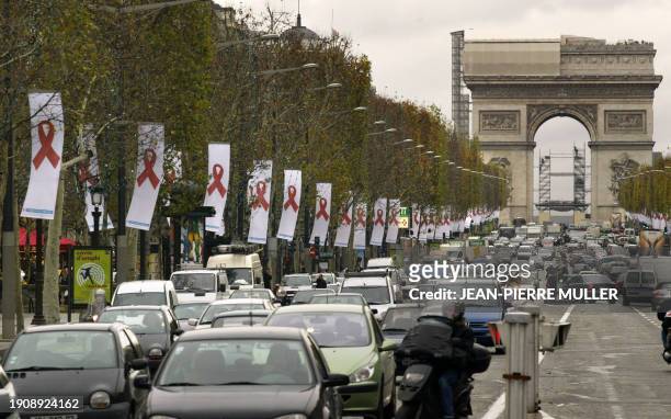 Des oriflammes avec le logo du Sida sont suspendus le long de l'avenue des Champs-Elysées à Paris, le 01 décembre 2003, à l'occasion de la journée...