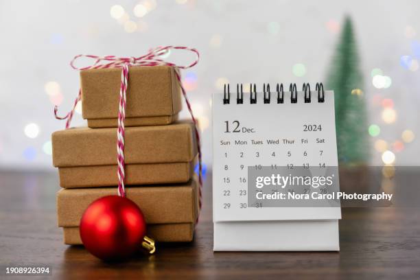 december 2024 desk calendar with christmas ornaments - diciembre fotografías e imágenes de stock