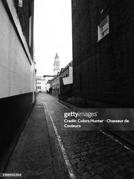 a narrow and cobbled street between the gables of two houses in the marylebone district of london, england, united kingdom. natural light. no people. - cobblestone floor stock pictures, royalty-free photos & images