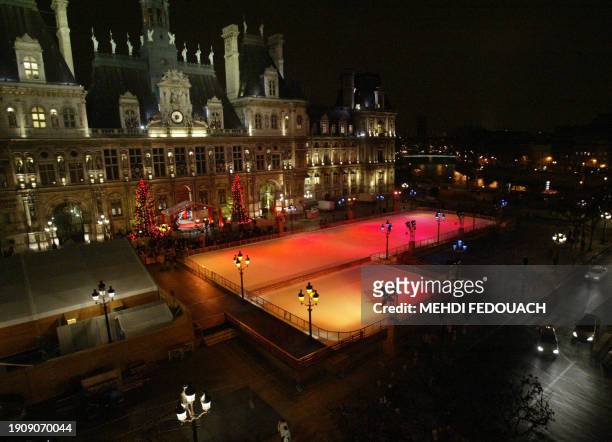 Vue prise le 04 décembre 2004 de l'Hôtel de ville de Paris paré de deux sapins géants offerts par la Suède aux parisiens pour les fêtes de fin...