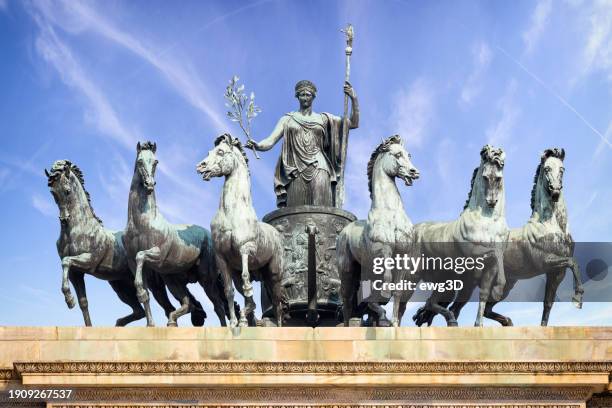 holidays in italy - arco della pace in milan - minerva stockfoto's en -beelden