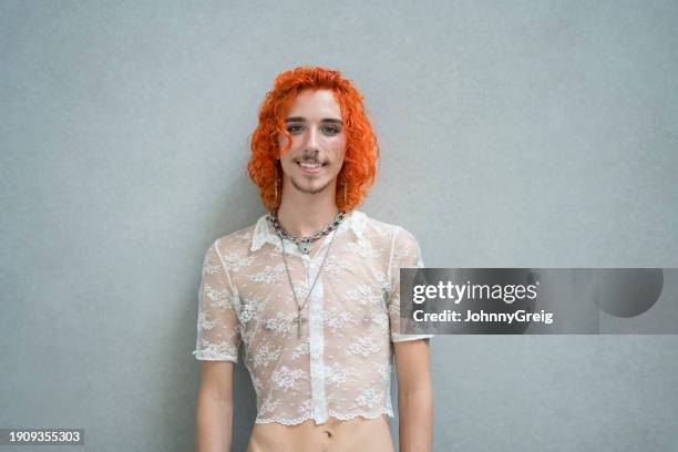 taillenhoch-outdoor-porträt eines jungen schwulen mannes vor grauer wand - goatee stock-fotos und bilder
