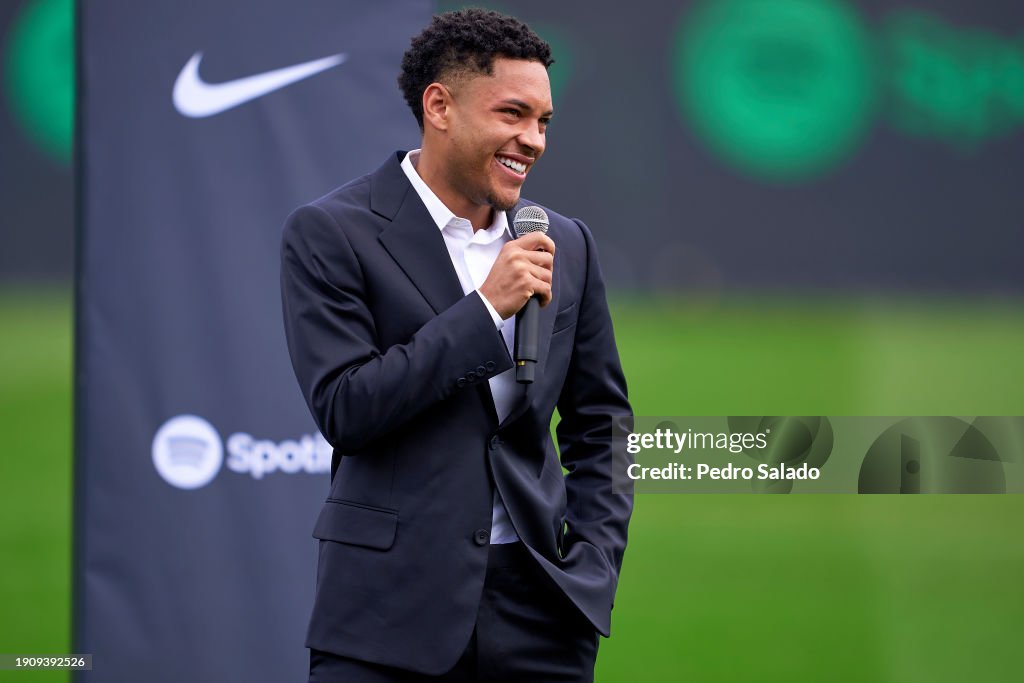 Victor Raro Que Vitor Roque delivers a speech during his unveiling as a new FC... News ...
