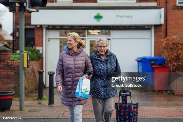 their weekly routine - shopping friends family stock pictures, royalty-free photos & images