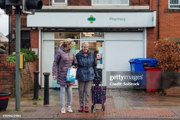 una hija solidaria - help palabra en inglés fotografías e imágenes de stock
