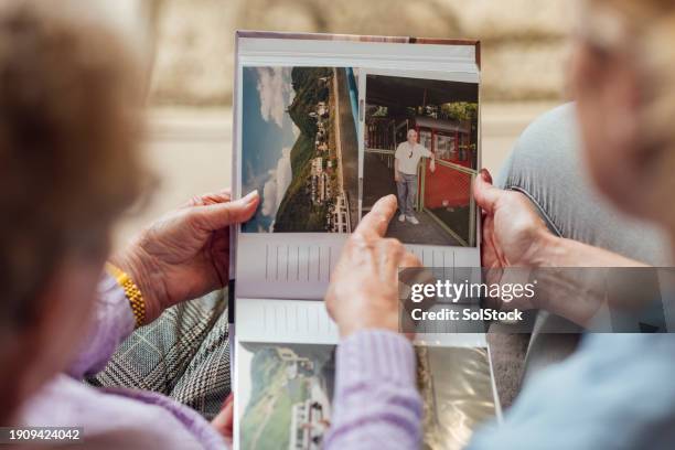 den urlaub noch einmal erleben - krankheitsverhinderung stock-fotos und bilder