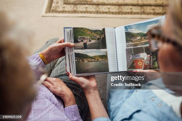 se remémorer de vieux souvenirs - northumberland photos et images de collection