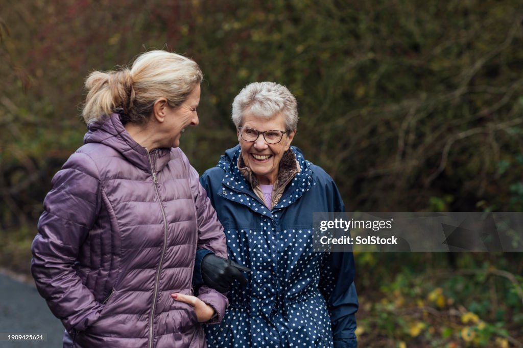 Zwei Generationen auf Spaziergang