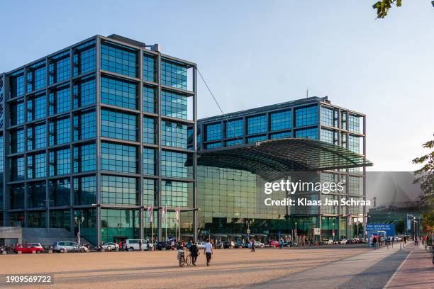 berlin central station - activiteit stock pictures, royalty-free photos & images